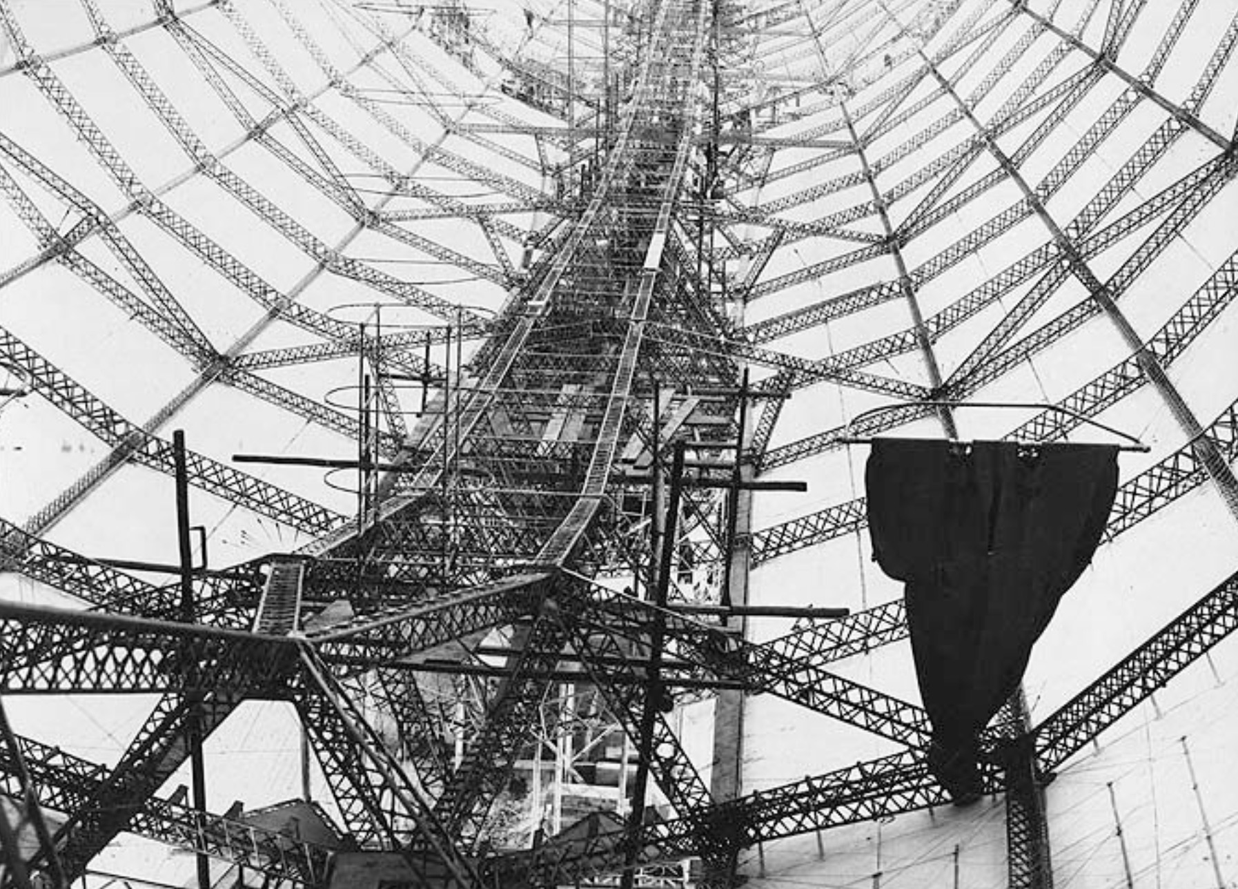 38 Vintage Pics of Zeppelins Under Construction